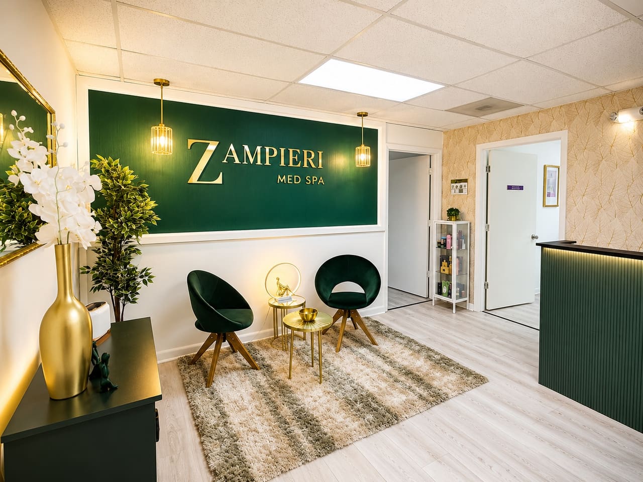 Recepção da Zampieri Med Spa em Pompano Beach, com o letreiro dourado da clínica na parede verde.